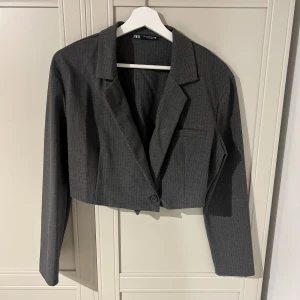 Grå kort kavaj  - Fint skick! Storlek M men passar XS-M! 