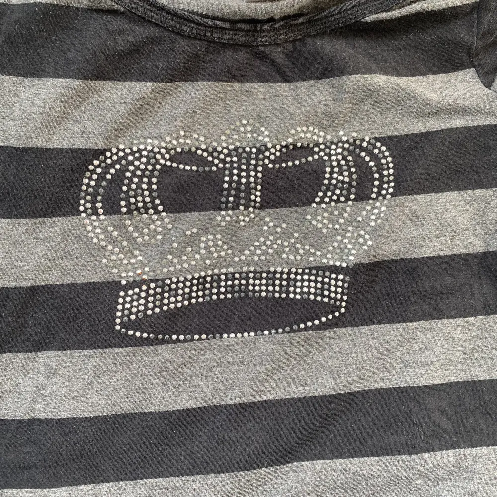 Asss najs top med lite bling bling 🕷️. T-shirts.