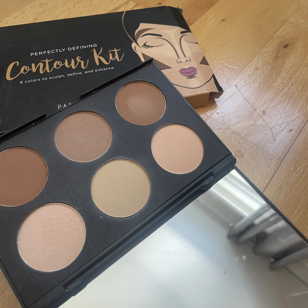 Contour kit helt oanvänd pågrund av köpte fel färg men rekommenderar paletten stort för fina färger och bra kvalitet. Sex olika färger på paletten. Frakt tillkommer även som köparen står för 30 kr.. Övrigt.