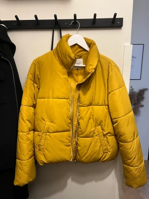 Vårjacka - Snygg vårjacka. Gul puffjacka i stl M 