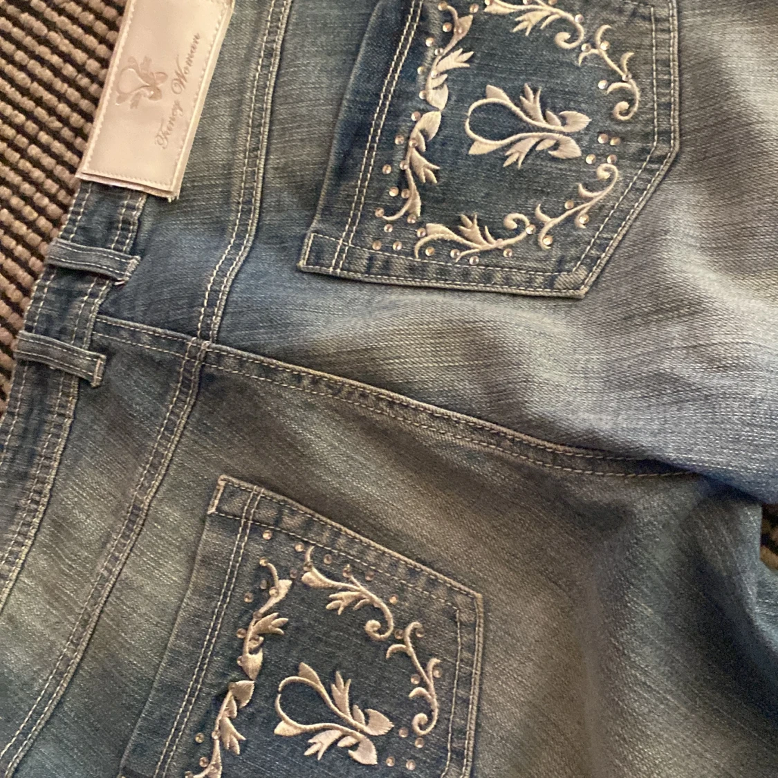 Jeans med snygga bakfickor 