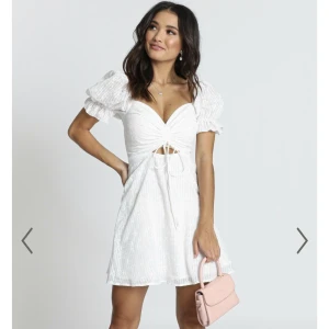 Studentklänning - Säljer denna jättefina klänningen från showpo. Den är helt oanvänd med prislappen kvar. Säljer eftersom den är för liten för mig och kan inte skicka tillbaka den. Hör gärna av er för mer info. Pris kan diskuteras vid snabbt köp.