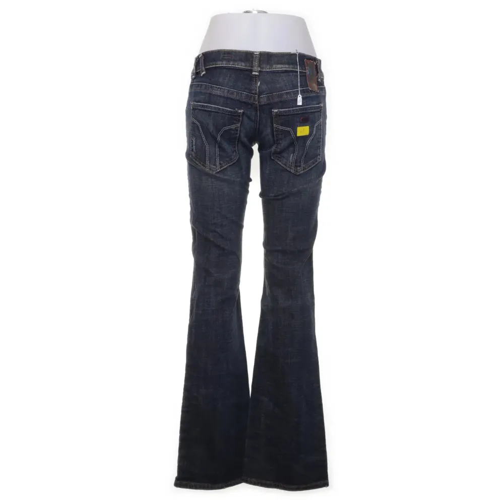 Sååå snygga utsvängda, lowrise jeans från miss sixty, som tyvärr är alldeles för långa för mig som är 158 cm. Köpta på sellpy💕 köparen står för frakten🥰. Jeans & Byxor.
