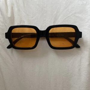 Solglasögon  - Säljer dessa balla solglasögon, köpta i somras men kom aldirg till användning. Inga repor!