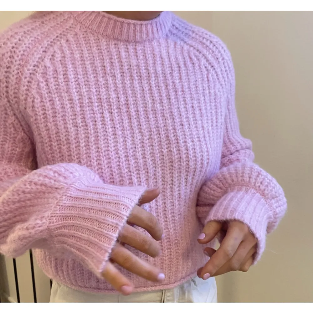En rosa stickad tröja från Zara! Aldrig använd mer än provad på bilden, lappar finns kvar! ⚡️ Storlek S. Stickat.