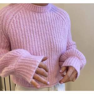 En rosa stickad tröja från Zara! Aldrig använd mer än provad på bilden, lappar finns kvar! ⚡️ Storlek S