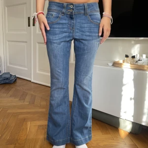 Najs jeans med två knappar☺️ - Superfina jeans med två knappar fint skick!!❤️ Innerbenslängd: 73 Midjemått: 38