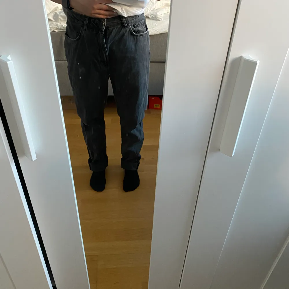 Svarta jeans från Urban outfitters i bra skick💞 för långa för mig som 162. Jeans & Byxor.