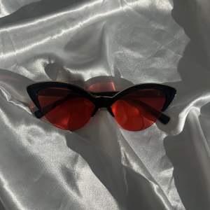 Super snygga solglasögon. Orange/rött glas och svarta bågar med guld detaljer. Oanvända, inga defekter. Betalningen via swish❤️