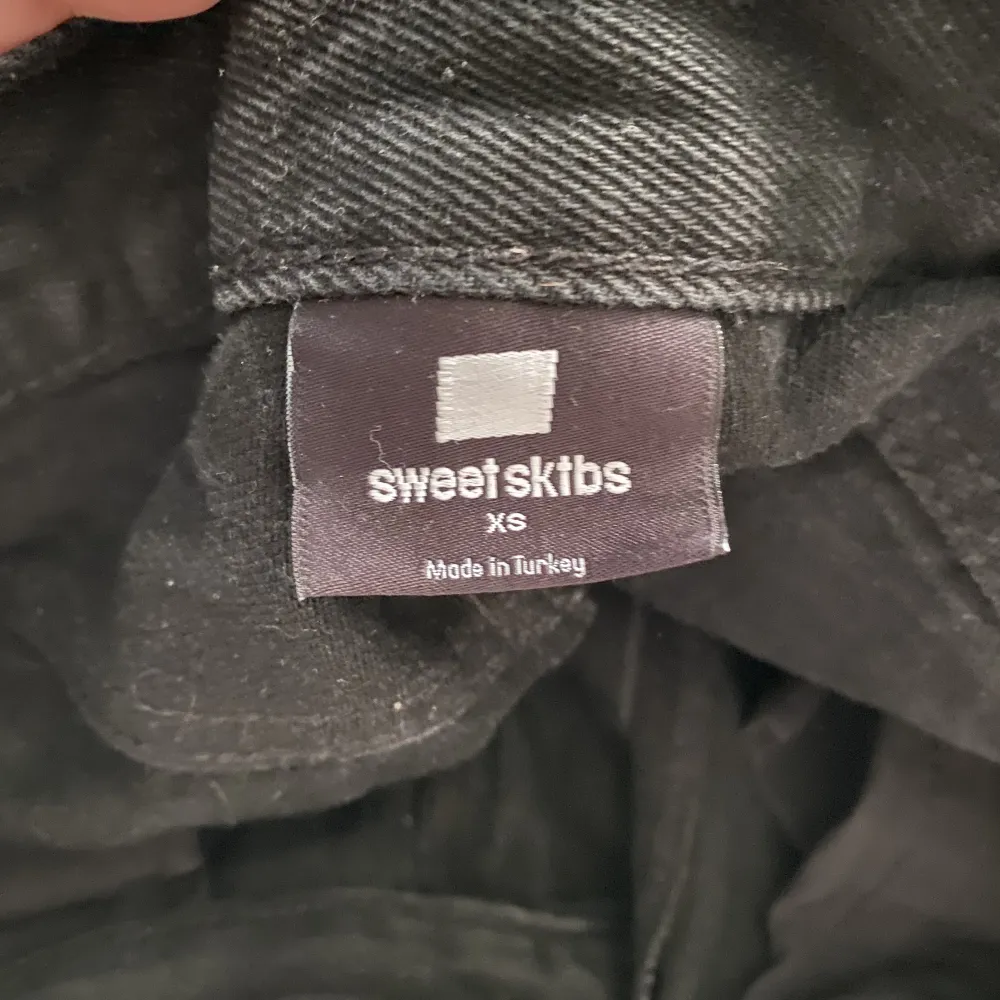 Svarta sweet sktbs jeans, den sitter lite tajtare. Använda några ggr bara sen har dom bara legat i garderoben. Finns inga hål osv. Kontakta om de finns några frågor och pris kan diskuteras :). Farkut & Housut.