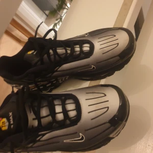 Nike air max III plus - Säljer mina nika air max storlek 45,5 Sparsamt använda men har några repor på främre delen där det är glansigt. Box finns  Äkta såklart Kom för fler bilder Pris kan diskuteras vid snabbaffär
