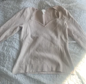 Beige H&M tröja  - Jag säljer min beiga tröja från H&M. Bra skick, använd endast ett par gånger. Storlek M men passar mig som vanligtvis har XS/S. 