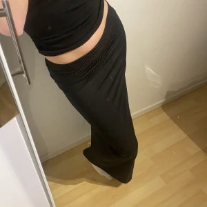 Lång kjol - Lång kjol med slits på en sida från shien. 