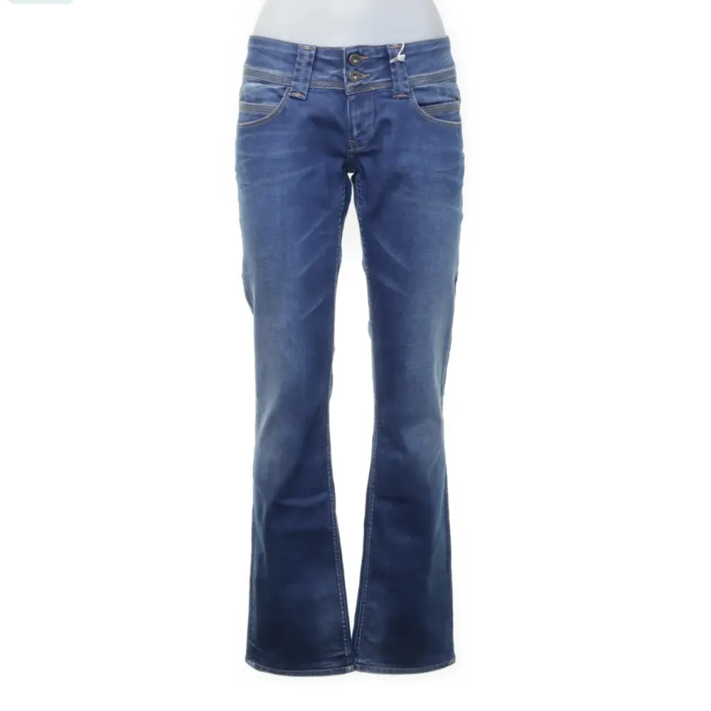 blåa jeans pepe storlek 28/34 men skulle säga lite mindre som en 27. lågmidja och rak modell, slutsålda! köp inom 5 dagar annars skickar jag in de på sellpy!💗 . Jeans & Byxor.