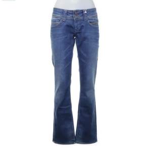 blåa jeans pepe storlek 28/34 men skulle säga lite mindre som en 27. lågmidja och rak modell, slutsålda! köp inom 5 dagar annars skickar jag in de på sellpy!💗 