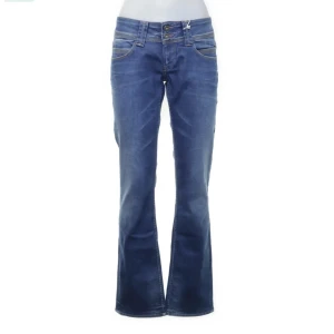 pepe jeans! blå - blåa jeans pepe storlek 28/34 men skulle säga lite mindre som en 27. lågmidja och rak modell, slutsålda! köp inom 5 dagar annars skickar jag in de på sellpy!💗 