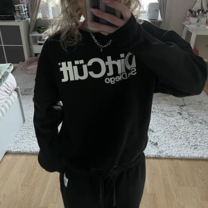 Dirtcult sweatshirt  - Helt oanvänd med lappen kvar, den har snörning vid midjan så den går att reglera💗