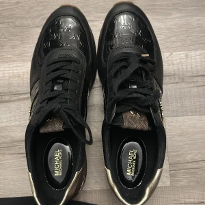 Michael kors skor  - I princip oanvända Michael kors skor, använda en gång. Stl 38,5. Nypris 2400