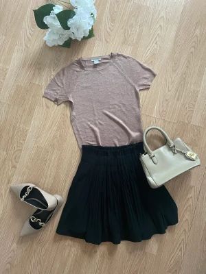 Topp - Finstickad topp, H&M, strl S. Liten i storlek. Tyvärr så har den inte kommit till så stor användning för mig och hoppas att den får en ny ägare. Se mina övriga aktioner! ❤️