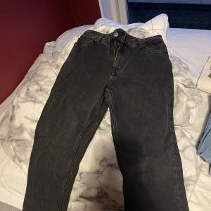 Ett par fina lågmidjade jeans från monki. Köpta för 400 kr. Passsr ej då dem blivit tajta på mig. Perfekt längd i benen. Skulle nog också säga att dessa är i storlek xs. Pris kan diskuteras!!!
