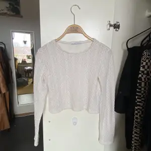 Vit glesstickad croppd tröja från Zara. Använd fåtal gånger, köpt på Sellpy. Samfraktar gärna! ❤️