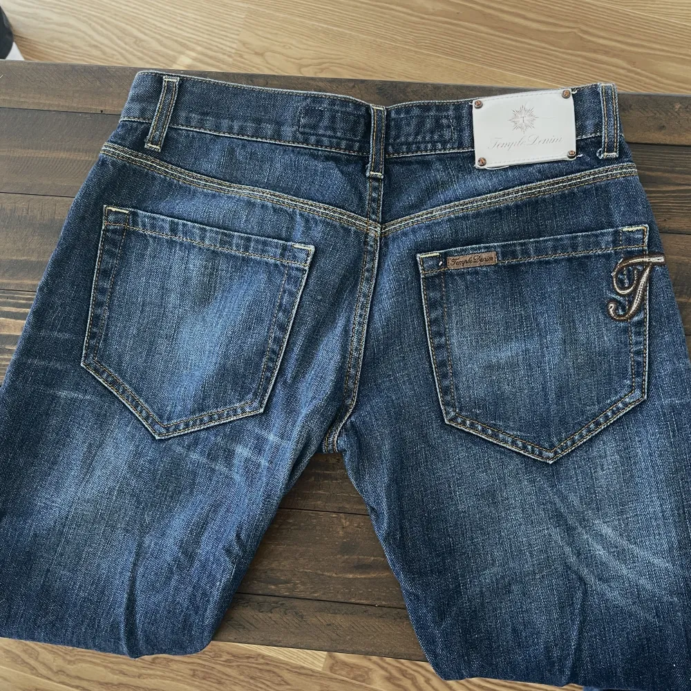 Vintage jeans i märket Temple Denim. Jeansen är i bra skick! Jeansen tvättas innan leverans💗 Storlek: W30 Midjemått: 81cm Innerbenslängd: 82 Modellen är 173 cm lång. Jeans & Byxor.