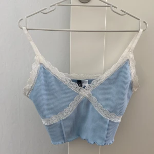 Blått linne - Ljusblått linne köpt på H&M förra sommaren, säljer den pga att den inte kommer till användning. Helt oanvänd, i nyskick! 💕💕(storleken är i L, skulle dock säga att den är i M).