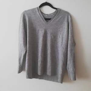 Fin grå tröja från secundhand. säljer eftersom den är för stor ⚠️Köparen står för frakten ⚠️