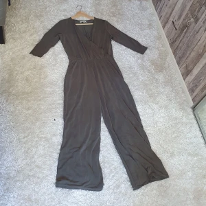 Grön byxdress - En grön byxdress i storlek small. Färgen i den andra bilden stämmer bäst överens.