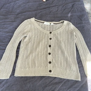 Stickad midje kofta - Säljer nu denna söta stickade midje koftan som är lite oversized!