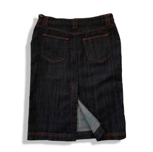 Jeans kjol - En lång jeanskjol med slits. Storlek s. Perfekt till sommaren 