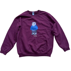 Panda sweatshirt  - Storlek L men skulle säga att den sitter som M eller S, skick 7/10! Skriv om du har frågor eller vill se fler bilder (Betalnigen genom swish)