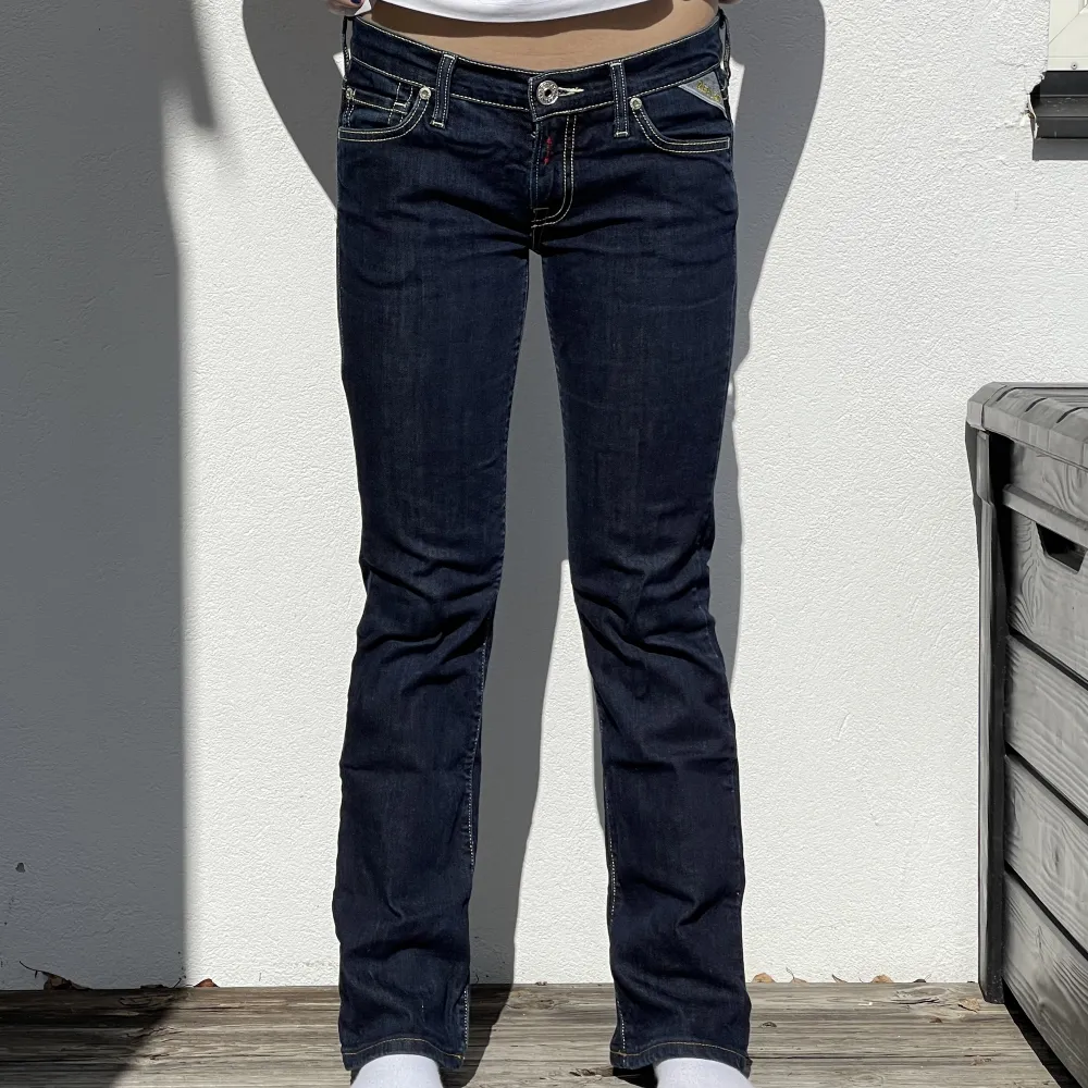 Vintage Jeans i märket Replay. Mycket bra skick! Jeansen tvättas innan leverans!💗Köparen står för frakt. Storlek: waist: 27 Längd: 34 Midjemått: 75cm Innerbenslängd: 72cm Modellen är 164 cm lång . Jeans & Byxor.