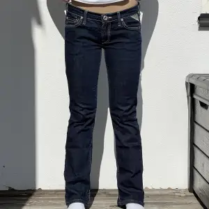 Vintage Jeans i märket Replay. Mycket bra skick! Jeansen tvättas innan leverans!💗Köparen står för frakt. Storlek: waist: 27 Längd: 34 Midjemått: 75cm Innerbenslängd: 72cm Modellen är 164 cm lång 