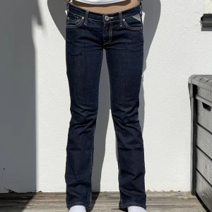 Replay Jeans  - Vintage Jeans i märket Replay. Mycket bra skick! Jeansen tvättas innan leverans!💗Köparen står för frakt. Storlek: waist: 27 Längd: 34 Midjemått: 75cm Innerbenslängd: 72cm Modellen är 164 cm lång 