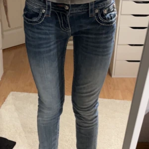 Miss me jeans - Lägger upp dessa miss me jeans igen! De är köpte på sellpy och har ej använt de. De är i storlek W26. Kontakta vid intresse eller frågor!