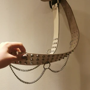Nitbälte - Köpt i Estland och har aldrig använt det. Den är 100 cm lång men justerbar med som öägst 80 cm. Köparen står för frakt! 