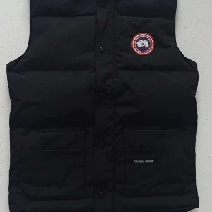 Canada gose - Hej säljer canada gose väst vet inte mycket om den om de är fake eller äkta men folk säger de är äkta, pris kan diskuteras 