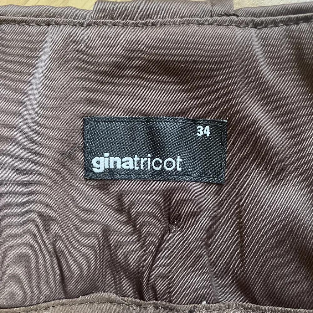Shorts från Ginatricot i storlek 34. Shorts.