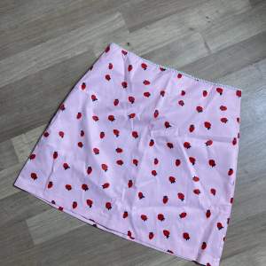 Rosa kjol med jordgubbar i storlek S 