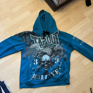Tapout hoodie - En gammal tapout hoodie som inte kommer till användning, det ända flawet är att den har ett hål i armhålan, går lätt att sy ihop dock