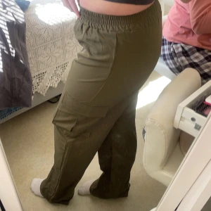 Byxor  - Säljer dessa super sköna cargo byxorna  från Shein då jag aldrig använt dem. 