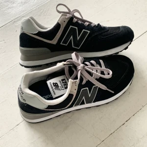New balence 574 - Näst intill helt nya new balence 574 skor i storlek 38👟 Skriv för frågor eller fler bilder!