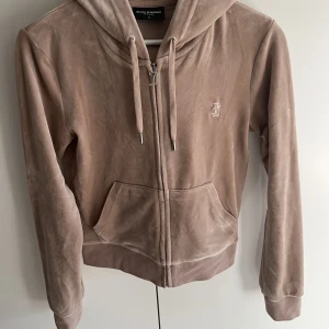 Juicy Couture - Säljer mitt fina Juicy Couture set då det aldrig kommer till användning. Byxorna är i storlek XS & tröjan är i storlek S. Dem är använda max 3 gånger i hemmet då dem är  för långa för mig. Köpta på Nelly, kvitto finns kvar! 