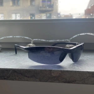 Svarta solglasögon  - Snabba solbrillor som funkar till sport och fest! 