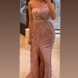 Balklänning / Festklänning  - Hej tjejer! Har nu bestämt mig för att sälja min underbara balklänning pga att den inte kommer till användning. Köpt i somras och endast använd 1 gång, storlek 38  Jag har flera klänningar från bröllopar osv, ifall ni är intresserade av andra möjligheter!