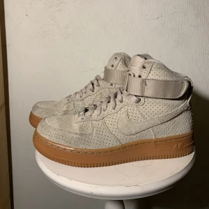 Nike air force höga beige mocka - Strl 37,5. Nike air force höga beige mocka.