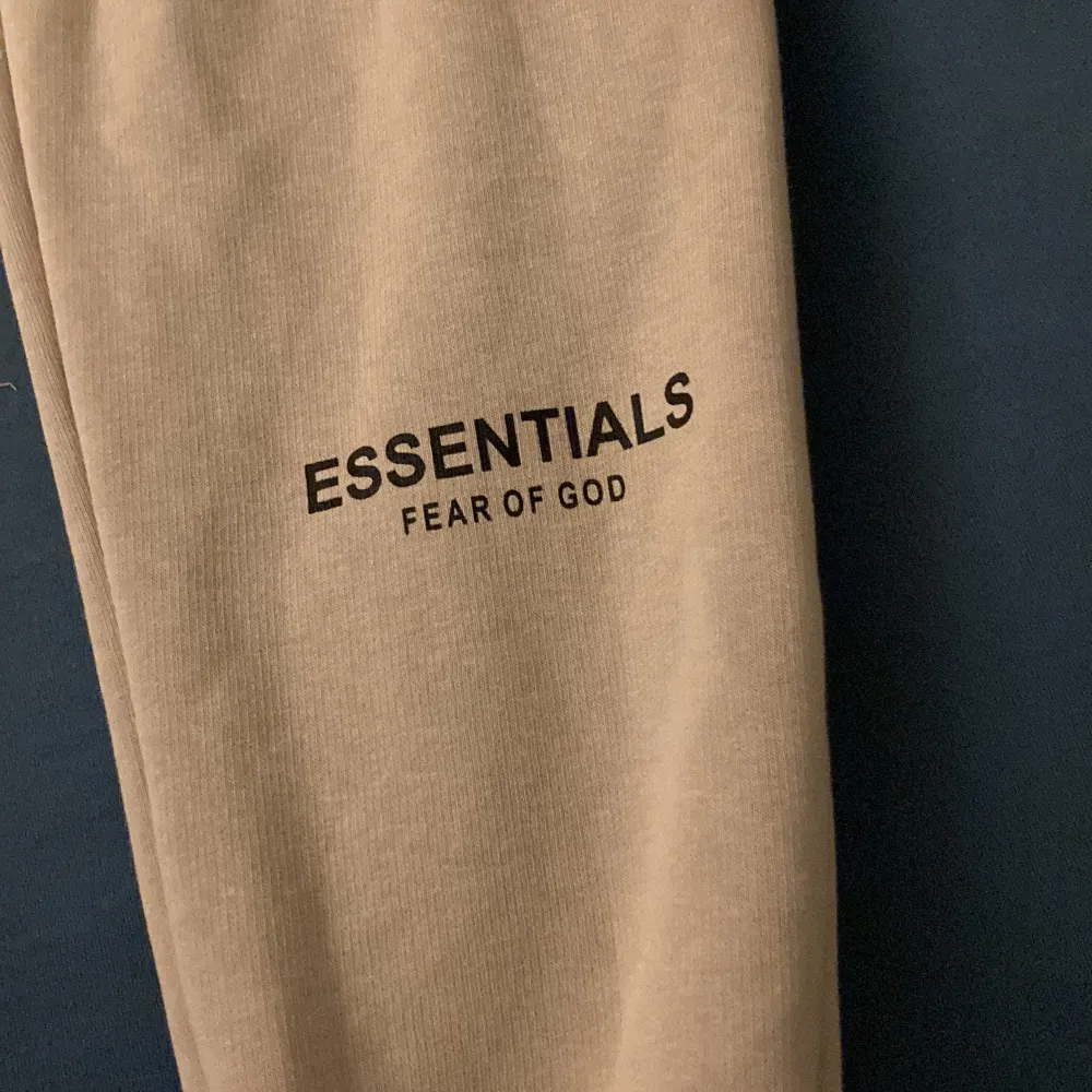 Ett par Essentials byxor som inte använda på grund av att dom är små för mig passar till allt . Jeans & Byxor.