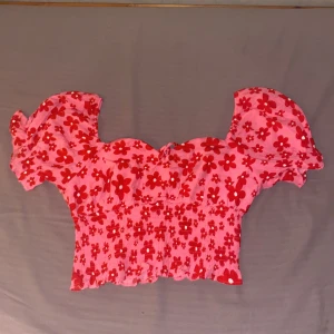 Topping  -  Aldrig använd storlek L men passar nästan storlekar den har ett sånt här band så den kan passa dig med S