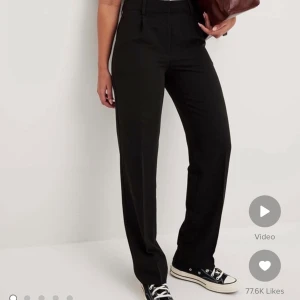 TVÅ kostymbyxor  - Säljer dessa favoriter från NAKD. Supersköna och snygga. De ljusbeige är mer mörk beiga i verkligheten. Skriv privat för bilder. 300:- styck eller 550:- för båda 🫶🏻 